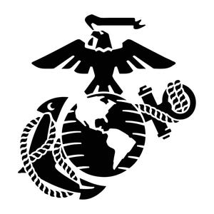 Puede incluir: Emblema en blanco y negro que presenta un águila con las alas extendidas sobre un globo terráqueo, un ancla y una cuerda. El águila sostiene una pancarta. El diseño es un símbolo del Cuerpo de Marines de los Estados Unidos.