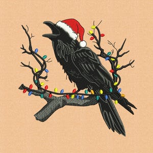 Può includere: Immagine ricamata di un corvo nero con un cappello di Babbo Natale rosso, appollaiato su un ramo. Il corvo è circondato da una stringa di luci natalizie colorate. Lo sfondo è di colore pesca pieno.