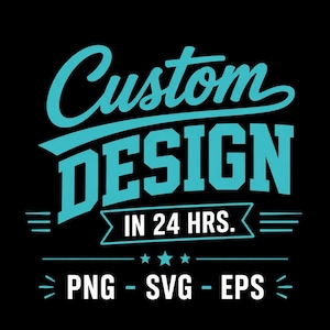 Op de afbeelding: Een grafisch ontwerp met de lichtblauwe tekst Custom DESIGN in een vet, gestileerd lettertype tegen een zwarte achtergrond. Daaronder staat de tekst IN 24 HRS. in een banner, gevolgd door PNG - SVG - EPS met drie kleine sterren.