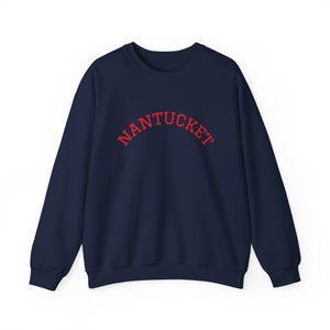 Può includere: Felpa blu navy con la scritta "NANTUCKET" in rosso, ad arco sul petto. Questo top a maniche lunghe e girocollo ha un design semplice e classico.