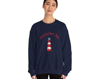 Könnte beinhalten: Marineblaues Sweatshirt mit einem rot-weiß gestreiften Leuchtturm-Design und dem Text "Nantucket, MA" in roter Schrift. Das Sweatshirt hat einen Rundhalsausschnitt und scheint aus einem weichen Material zu sein.