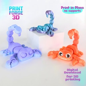 Könnte beinhalten: Drei 3D-gedruckte Skorpionmodelle in Lila-, Blau- und Orangetönen. Die Skorpione sind auf einer weißen Oberfläche platziert. Der Text "PRINT FORGE 3D" und "Print in Place no supports" ist sichtbar. Der Text "Digital Download for 3D printing" ist ebenfalls sichtbar.