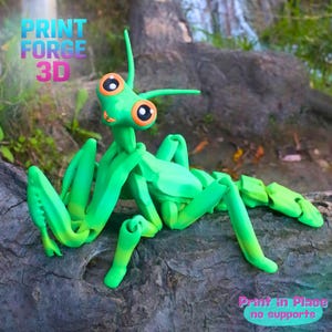 Puede incluir: Una figura de mantis religiosa verde impresa en 3D con ojos naranjas y negros, posada sobre un tronco desgastado. El texto "PRINT FORCE 3D" es visible en la esquina superior izquierda y "Print in Place no supports" en la inferior derecha.