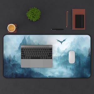 Fantasy Dragon Landschaft Gaming Schreibtischmatte, XL erweiterte Mauspad, Immersive Arbeitsplatz Zubehör Bild 10