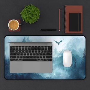 Fantasy Dragon Landschaft Gaming Schreibtischmatte, XL erweiterte Mauspad, Immersive Arbeitsplatz Zubehör Bild 9