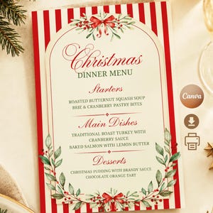 Op de afbeelding: Een kerstmenukaart met rode en witte verticale strepen, een crèmekleurig boogvormig midden en aquarelillustraties van hulst en rode strikken. De tekst bevat de voorgerechten, hoofdgerechten en desserts voor een feestelijke maaltijd.