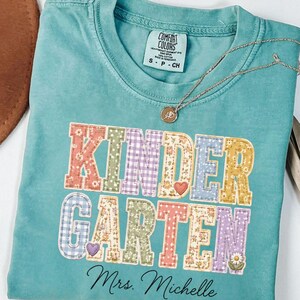 Maglietta personalizzata per maestra d'asilo, con nome personalizzato e design floreale patchwork, regalo per il ritorno a scuola.