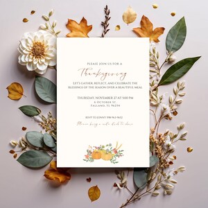 Peut inclure: Invitation de Thanksgiving avec des accents floraux et de feuilles. L'invitation présente le texte "Thanksgiving" en écriture élégante, ainsi que les détails de l'événement. La conception comprend des citrouilles et du feuillage d'automne.