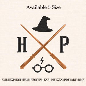 Może przedstawiać: Haftowany wzór z czarnym kapeluszem czarodzieja, skrzyżowanymi różdżkami, okularami i błyskawicą. Litery "H" i "P" flankują różdżki. Tekst u góry brzmi "Available 5 Size".