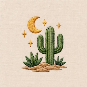 Puede incluir: Un diseño de bordado sobre tela beige claro que presenta un cactus saguaro verde central flanqueado por suculentas verdes más pequeñas. Debajo de las plantas hay montículos de tierra beige. Arriba, una luna creciente dorada está rodeada por cuatro estrellas doradas.