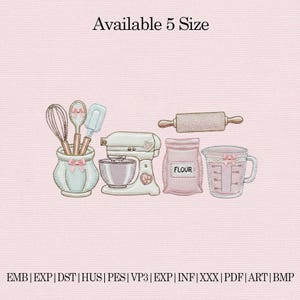 以下が含まれることがあります： ミキサー、計量カップ、めん棒、小麦粉の袋など、ベーキングツールと材料のイラスト。上部には「Available 5 Size」の文字。画像は、ピンクと水色のアクセントが施された、柔らかいパステルカラーのパレットです。