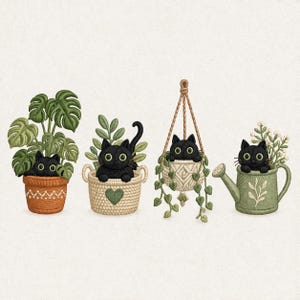Op de afbeelding: Een geborduurd ontwerp met vier zwarte katten in verschillende plantenpotten. De potten omvatten een terracotta pot met een monstera plant, een gevlochten mand, een macrame hangende plantenbak en een groene gieter. Elke kat heeft groene ogen.