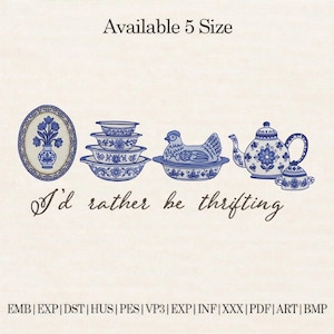Peut inclure: Broderie au design floral bleu et blanc avec le texte "I'd rather be thrifting". Le motif comprend un vase, des bols, une poule, une théière et un sucrier. Le texte "Available 5 Size" est en haut.