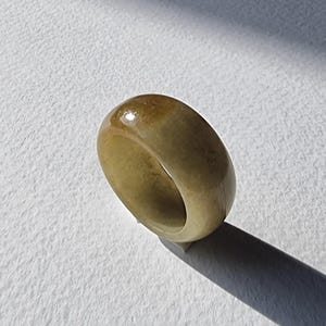 Anello Chunky in Giada Marrone – Anello in Pietra Naturale dai Toni della Terra, Fascia larga da 8 mm, Gioiello Statement Minimalista