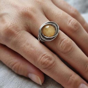 The Sculpt Jade Ring – Statement Ring met Honing Gele Jade, Symbool van Rust en Balans