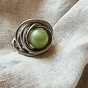 Grön Jade Ring – Naturliga Eleganta Stensmycken – Silvertrådslindad Statement Piece