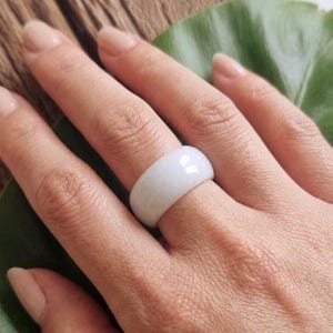 Natürlicher Weißer Jade Ring – Zart Marmoriert – Breiter Minimalistischer Bandring – Größe EU 59 – 10mm