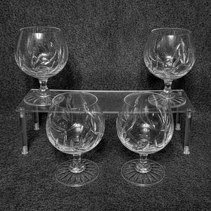 Set di 4 bicchieri da cognac in cristallo, decorati con motivi floreali a foglia intagliati a mano.