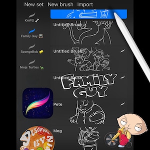 Op de afbeelding: Een digitale kunstinterface met de titel "Brushes" en het "Family Guy"-logo. De interface toont verschillende penselensets, waaronder "KAWS", "Family Guy", "SpongeBob" en "Ninja Turtles". Een stylus zweeft over het scherm en een cartoonafbeelding van Stewie Griffin staat in de hoek.