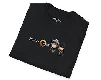 Puede incluir: Camiseta negra con un gráfico de dos personajes de anime y el texto "BLACK LOVER". El nombre de la marca "octgrm." está impreso en el cuello. El diseño utiliza los colores negro, blanco, amarillo y naranja.