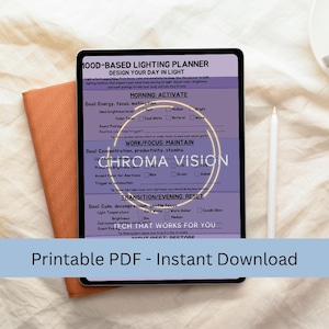 Könnte beinhalten: Ein digitales Tablet, das einen "Stimmungsbasierten Lichtplaner" mit Abschnitten für Morgen-, Arbeits-/Fokus- und Abendroutinen anzeigt. Das Tablet liegt auf einem pfirsichfarbenen Notizbuch, mit einem weißen Stift und einer weißen Oberfläche im Hintergrund. Der Text "Druckbares PDF - Sofort-Download" steht unten.