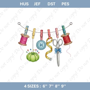 Peut inclure: Illustration à l'aquarelle d'outils et de fournitures de couture suspendus à une ficelle. L'image comprend des bobines de fil, des pinces à linge, un bouton, un mètre ruban, des ciseaux et un coussin à épingles. Tailles disponibles : 15 cm, 18 cm, 20 cm et 23 cm.