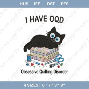 Op de afbeelding: Geborduurd ontwerp van een zwarte kat met blauwe ogen op een stapel kleurrijke quilts. De tekst luidt "I HAVE OQD" en "Obsessive Quilting Disorder". Naaigerei en een schaar zijn ook afgebeeld.