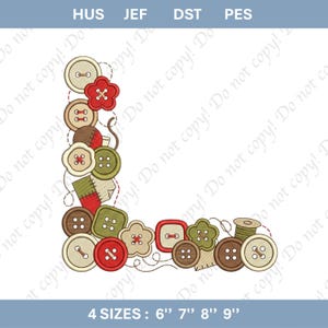 Pode incluir: Um design bordado com uma variedade de botões de várias formas, tamanhos e cores, incluindo vermelho, verde, castanho e creme. O design é disposto em forma de L, com o texto "4 SIZES: 6" 7" 8" 9"" na parte inferior.