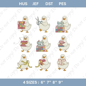 Può includere: Una collezione di nove disegni di anatre ricamate, ognuna con oggetti legati al cucito come tessuto, forbici e una macchina da cucire. Le anatre sono color crema con becchi e zampe arancioni. Il testo in basso recita "4 MISURE: 6" 7" 8" 9"."