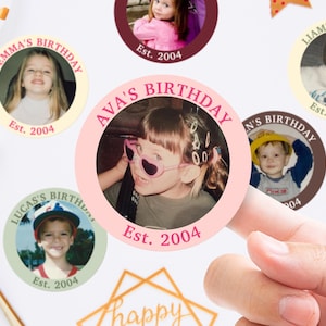Puede incluir: Una colecci&oacute;n de pegatinas de cumplea&ntilde;os personalizadas con fotos de ni&ntilde;os. Cada pegatina es redonda con un borde de color e incluye el nombre del ni&ntilde;o, la palabra "Cumplea&ntilde;os" y el a&ntilde;o "Est. 2004".