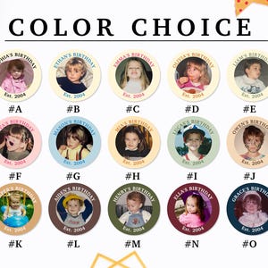 Puede incluir: Una selecci&oacute;n de pegatinas de cumplea&ntilde;os personalizadas con fotos de ni&ntilde;os. Cada pegatina presenta una foto del ni&ntilde;o, su nombre y el a&ntilde;o 2004. El texto "COLOR CHOICE" est&aacute; en la parte superior.