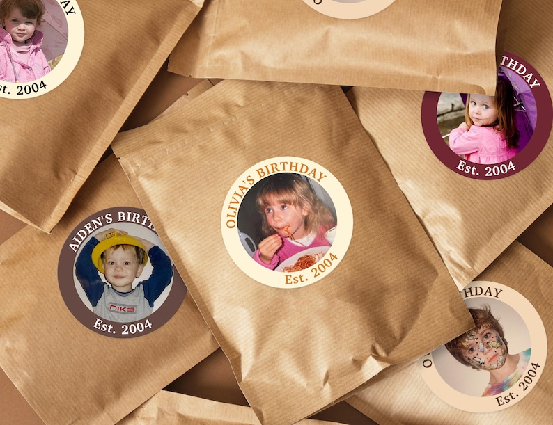 Puede incluir: Bolsas de papel marr&oacute;n con pegatinas circulares con fotos de ni&ntilde;os y el texto "Cumplea&ntilde;os" y "Est. 2004". Las pegatinas tienen un borde marr&oacute;n o granate.