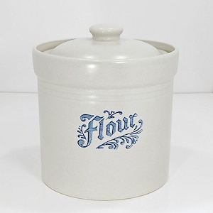Pfaltzgraff &quot;Yorktowne&quot; Flour Canister Knob Lid Crock Stoneware Gray Glaze Blue Text Blue Floral Round Vintage Canister Flour Storage