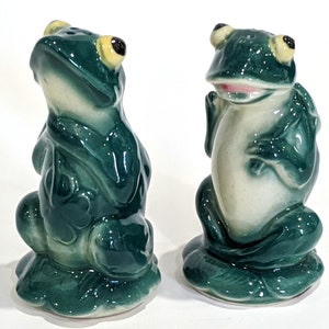 Salt Pepper Green Frogs Yellow Eyes Ceramic Salt Pepper Vintage FAIRYLAND CHINA JAPAN Frogs Shaker Set