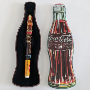 Tin Coca-Cola® Ink Pen Coke Bottle Tin ©1996 Vintage Soda Pop Metal Collectible Container PENTECH® Ballpoint Pen