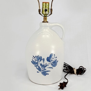 Pfaltzgraff &quot;Yorktowne&quot; Table Lamp Jug Style 21 Inch Tall Electric Lamp Stoneware Gray Blue Floral Vintage Pfaltzgraff Yorktowne Lamp