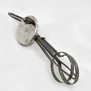 Mixer Hand Beater Antique Manual Crank Mixer Metal Open Handle Kitchen Rotary Egg Beater Blender Baking Cooking Utensil A&J Company USA