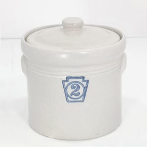 Pfaltzgraff &quot;Yorktowne&quot; Coffee Canister Stoneware Knob Lid Side Handle Gray Glaze Blue Keystone #2 Blue Vintage &quot;Yorktowne&quot; Coffee Storage
