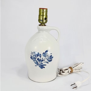Pfaltzgraff &quot;Yorktowne&quot; Table Lamp Jug Style 11 Inch Tall Electric Lamp Stoneware Gray Blue Floral Vintage Pfaltzgraff Yorktowne Lamp