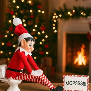 以下が含まれることがあります： 赤い衣装と縞模様のレギンスを着たクリスマスのエルフ人形が、ミニチュアのトイレに座っています。「OOOOSSS!!!」と書かれた看板が隣にあります。背景にはクリスマスツリーと暖炉があります。