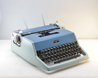 1967 Olivetti Underwood 21 Typewriter in Two-Tone Blue and Teal Color Professionally Serviced, Italian Design Gorgeous Cosmetics, Case & Key