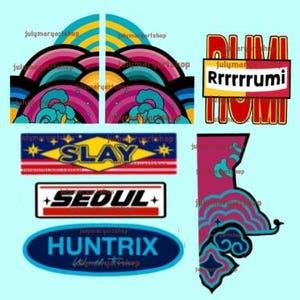 Pode incluir: Uma coleção de designs gráficos coloridos com texto e padrões abstratos. Os designs incluem as palavras "SLAY", "SEOUL" e "HUNTRIX", juntamente com outros elementos artísticos em cores vibrantes como rosa, azul e amarelo.