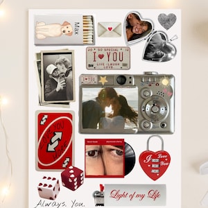 Puede incluir: Un collage romántico con varios elementos: una caja de cerillas, un medallón en forma de corazón con foto, una matrícula con "I Love You", una cámara con foto, una carta Uno roja, dados y un candado en forma de corazón. El texto "Always. You." y "Light of my Life" también están presentes. Dimensiones: 45,72 x 60,96 cm.