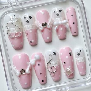 Uñas postizas con alas de ángel rosas, diseño de estrellas y perlas kawaii imagen 2
