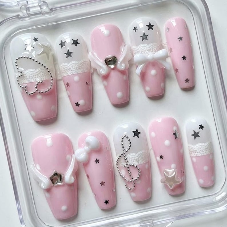 Uñas postizas con alas de ángel rosas, diseño de estrellas y perlas kawaii imagen 2