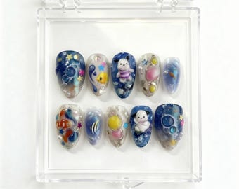 Uñas postizas 3D hechas a mano con diseño de cachorro y pez en acuario, set azul de verano.