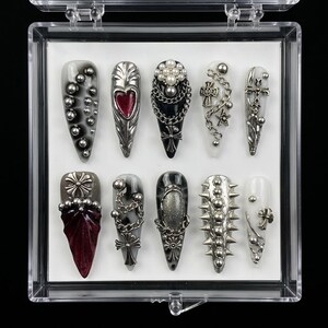 Uñas postizas cromadas góticas, uñas negras y plateadas, uñas con cadena cruzada 3D, uñas con pinchos punk, set de uñas de estética oscura, uñas llamativas y atrevidas