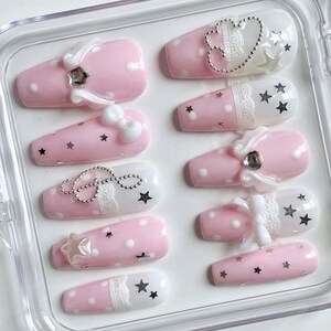 Uñas postizas con alas de ángel rosas, diseño de estrellas y perlas kawaii imagen 3