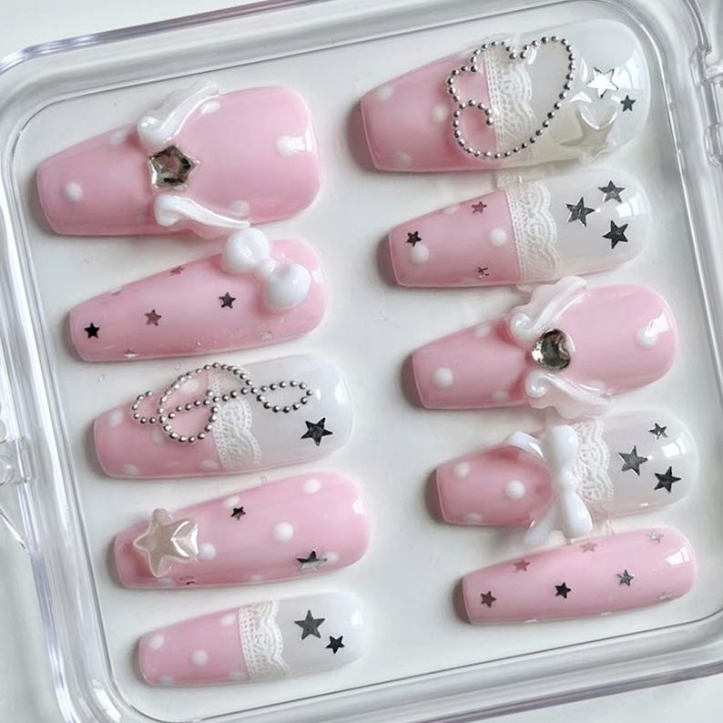Uñas postizas con alas de ángel rosas, diseño de estrellas y perlas kawaii imagen 3