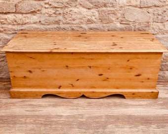 Vintage Pine Blanket Box – Rustic Farmhouse Storage Chest, Coffee Table